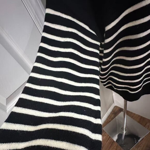 Black and White Striped Women's Sweater （L/XL） - Picture 9 of 16